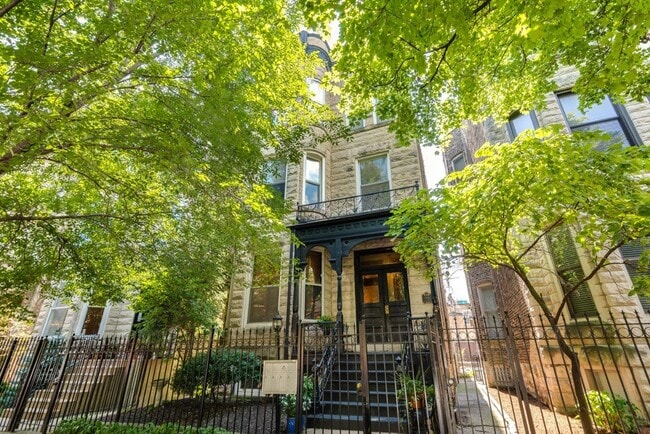 Building Photo - 931 W Newport Ave Unit 2C