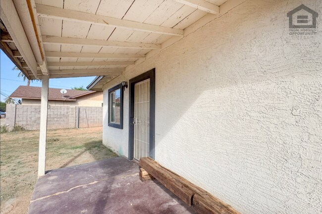 2Bed/1Bath House at McDowell/32nd St! Move-In Ready on 10/08/2026! – NO HOA!