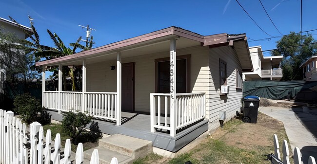 Building Photo - 14841 Sylvan St Unit 14843.5