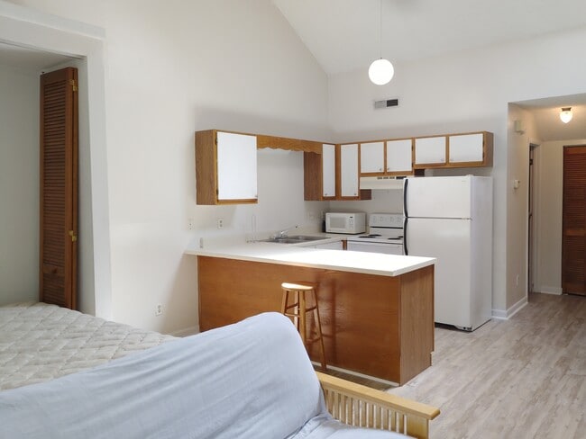 Building Photo - 500 Fairway Village Dr Unit 11