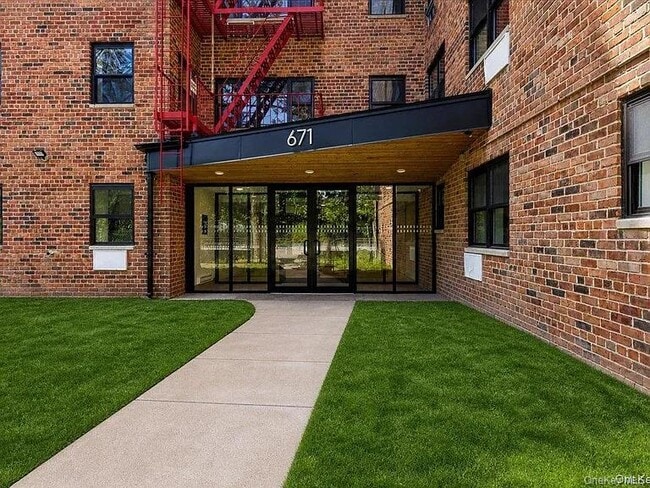 Building Photo - 671 Bronx River Rd Unit LG