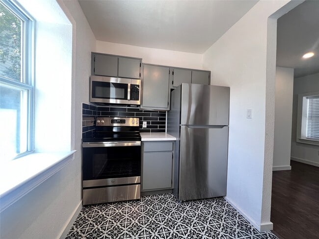 Photo - 415 Fairview St Unit 6