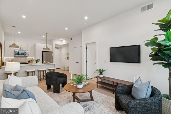 Building Photo - 30 W Allens Ln Unit 204