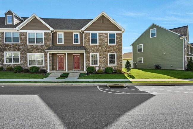 Building Photo - 721 Farmwood Ln