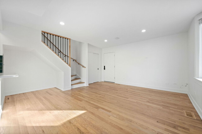 Photo - 2069 N Larrabee St