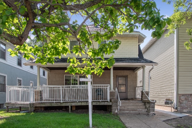 625-625 Snelling Ave N