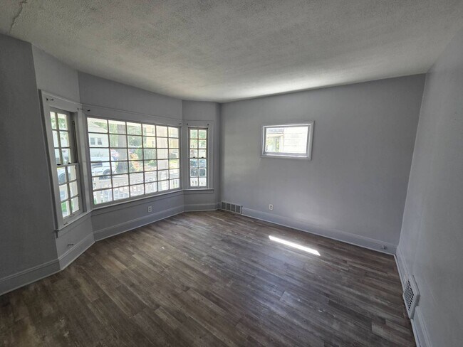 Photo - 4008 Ardmore Ave Unit 2 - DN Right/West