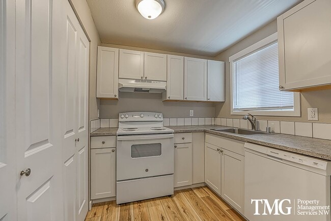 Building Photo - Bright Upper-Level 2 BD with Covered Deck Unit D