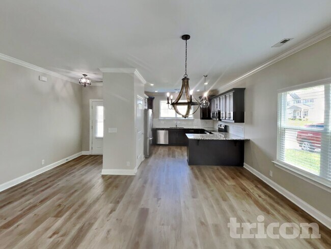 Photo - 607 Gallant Way