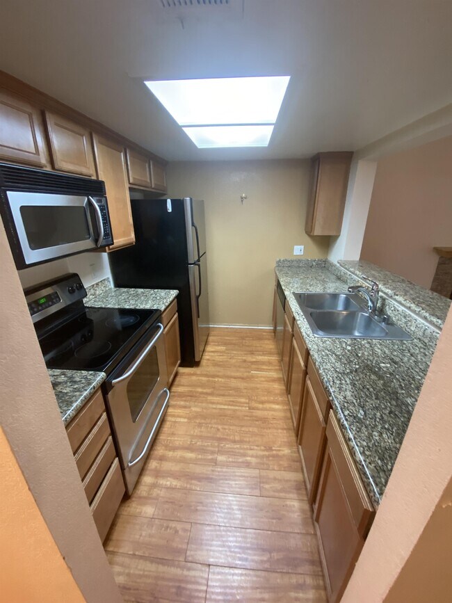 15048 Av. Venusto