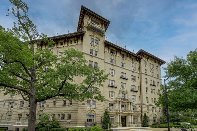 Building Photo - Great Luxury 1 Bedroom 1 Bath on Connecticut Ave in Kalarama
