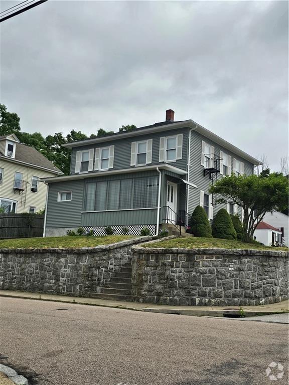 Building Photo - 37 1/2 Pleasant St Rental