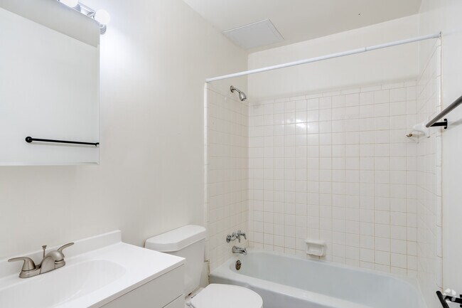 2BR, 1BA - 1,000SF - Bathroom