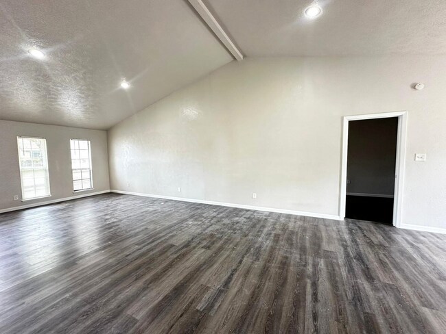 Photo - 714 Woodcrest Way