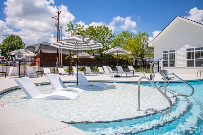 Piscina estilo centro turístico - Villages at Forest View