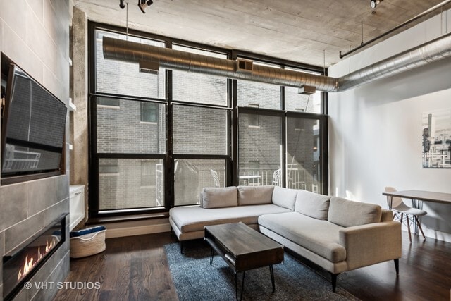Photo - 843 W Adams St