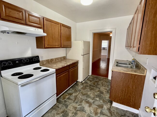 Kitchen - 113 W Simmons Ave Apartments Unit #1