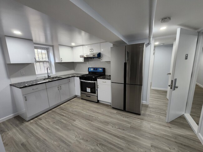 79-11 32nd Ave - 7911 32nd Ave House Unit Garden