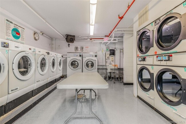 Building Photo - 118-17 Union Tpke Unit 10L Rental