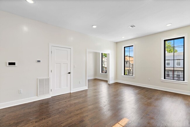 Photo - 133 Hutton St