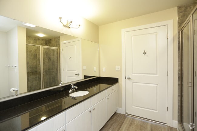 2BR, 2BA - The Woodford/1055 SF