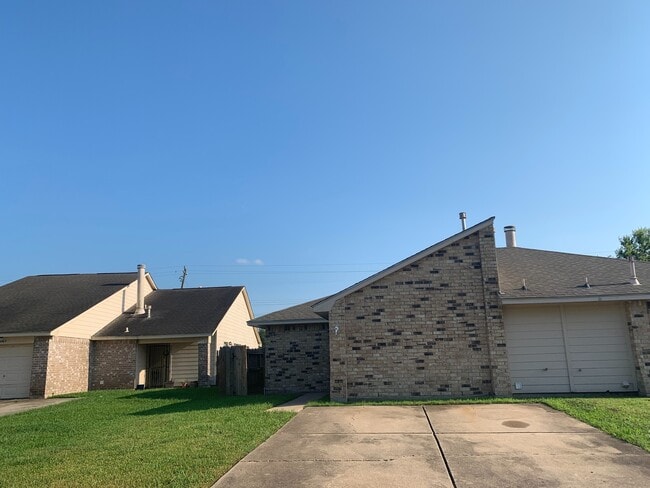 Building Photo - Southwest Houston 2 bedroom Brick Duplex w... Rental