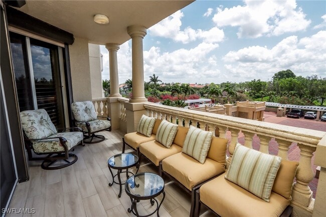 Building Photo - 8787 Bay Colony Dr Unit 305