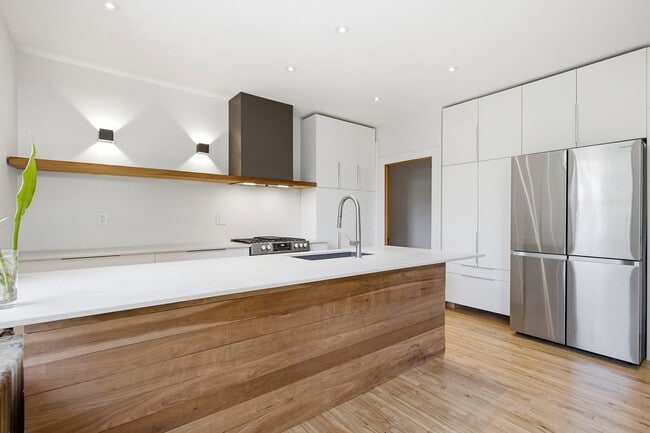 Building Photo - 10832 Av. d'Auteuil