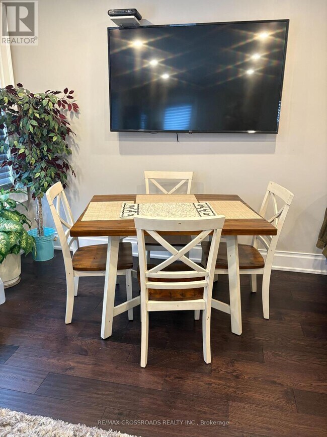 Photo - 533 Danforth Rd