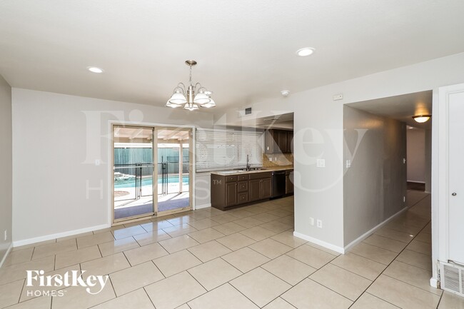 Photo - 5642 Clydesdale St