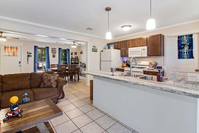 Photo - 876 E Walnut Ave