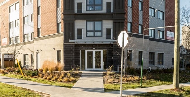 Photo - 86 University Av W