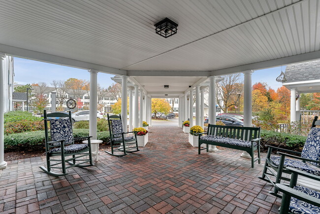 Pórtico de entrada - Pines Senior Living