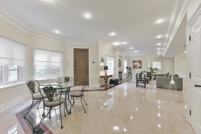 Photo - 50 Old Yonge St