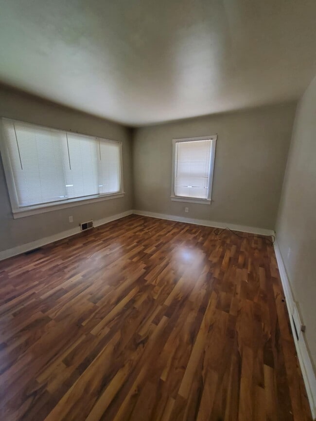 Building Photo - 1246 E Riverside Ave Rental