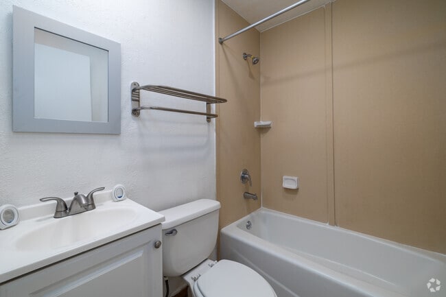 1BR, 1BA - 650SF - Bathroom