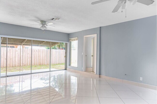 Photo - 704 NE 23rd Ave Unidad 2A