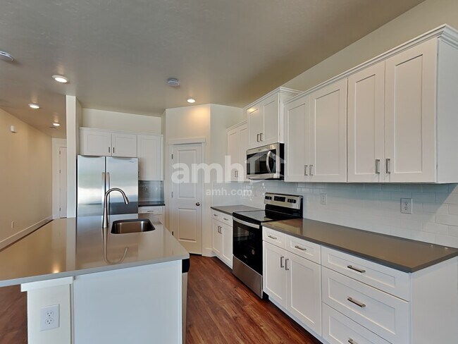 Photo - 734 S Rocker Ave