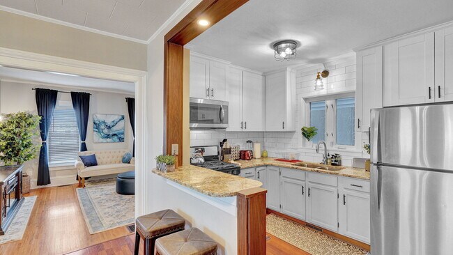 Cocina completa con artículos básicos. - 15 Averill Ave