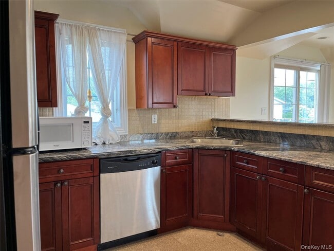 27-07 Murray Ln Unit Second floor