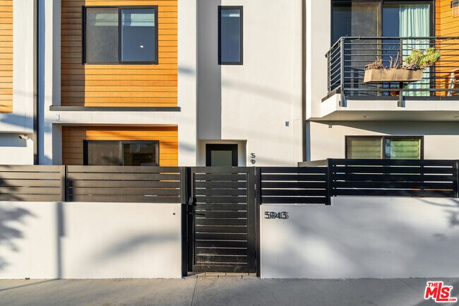 Photo - 5943 Pickford St