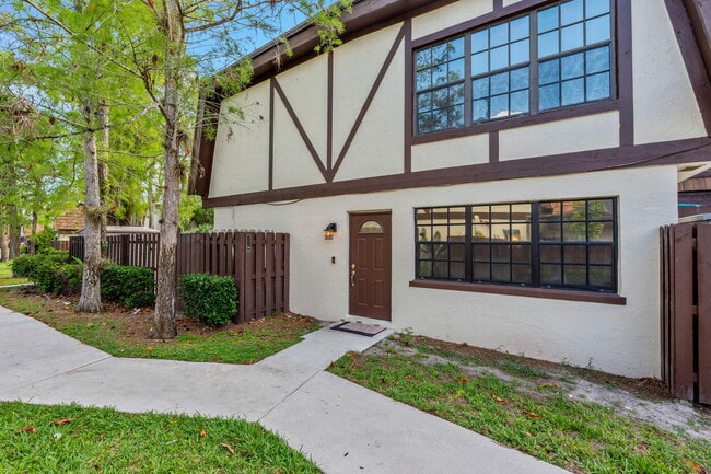 Photo - 111 Weybridge Cir