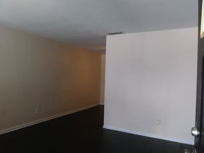Photo - 4970 Vincennes St Unidad 4970 Vincennes Street 2B
