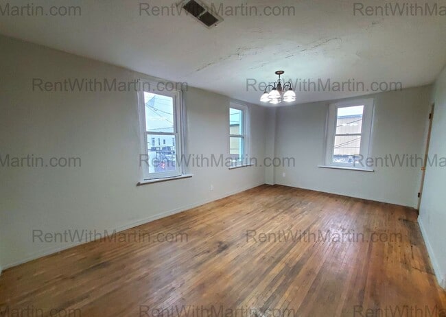 Building Photo - 9 N Frederick Ave Unit Apt 2