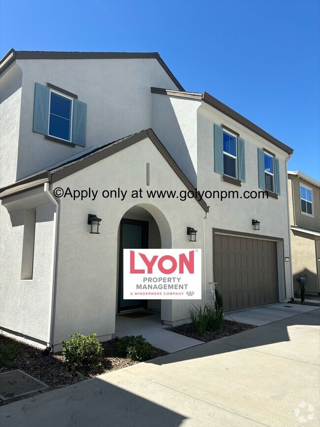 Building Photo - Modern, 3 bed 2.5 bath in gorgeous Russel ... Rental