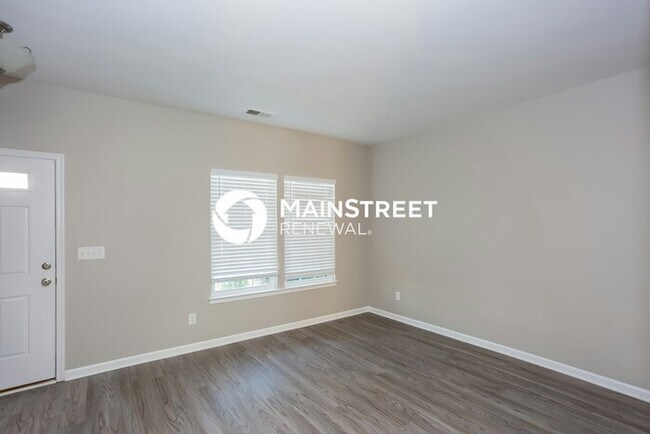 Photo - 3 Bedroom Pet-Friendly Home in Charlotte, NC with Main Street Renewal