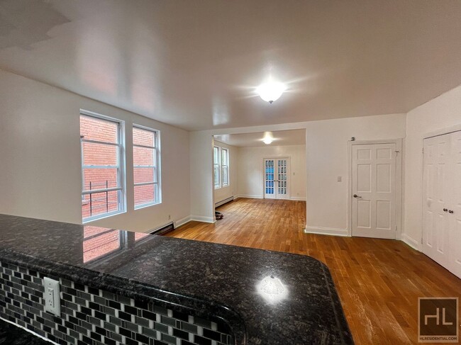 Building Photo - Spacious Fully Renovated 4-Bedroom in Sout... Rental