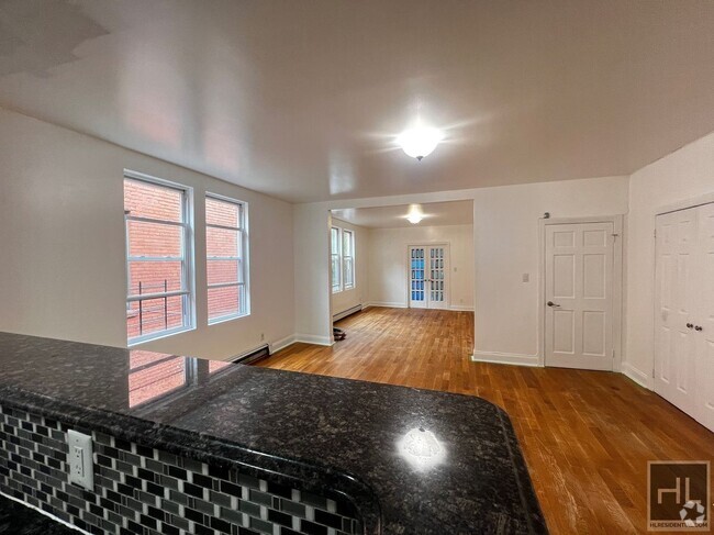 Building Photo - Spacious Fully Renovated 4-Bedroom in Sout... Unit 2 Rental