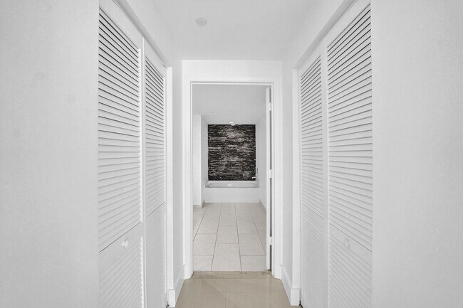 Photo - 950 Brickell Bay Dr Unidad # 1706