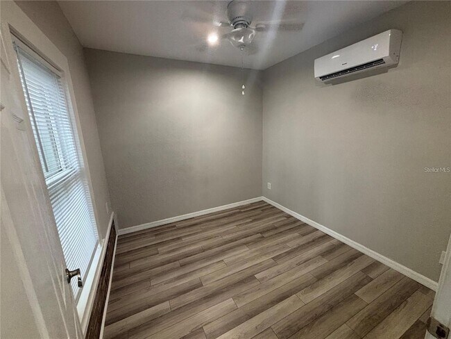 Photo - 107 W 6th St